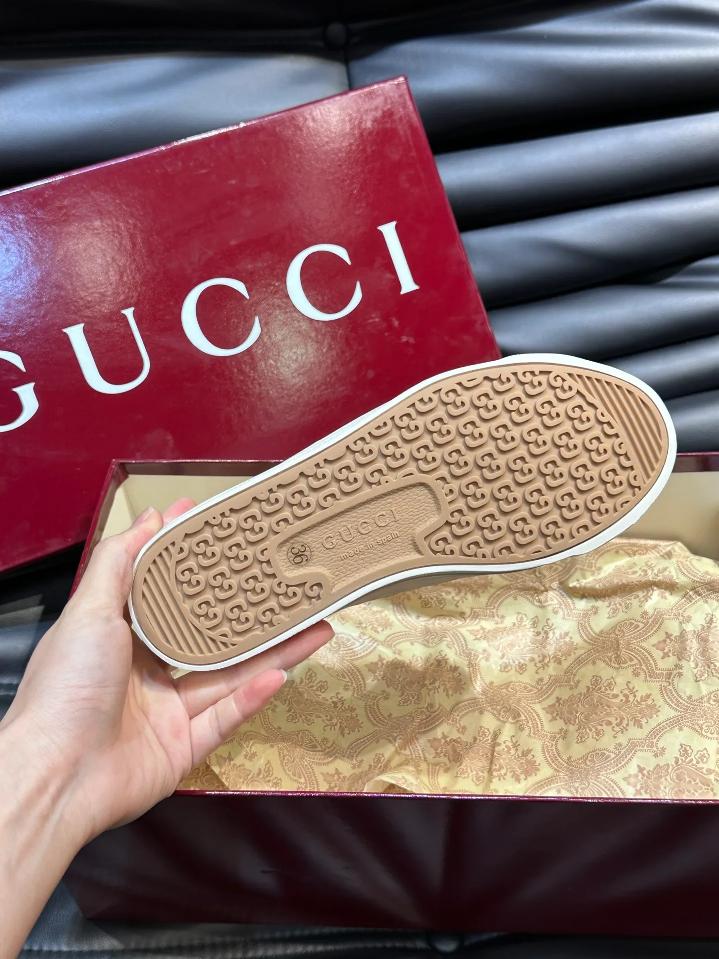 Men's shoes 💰p360 "GUUC*" Couple model 👫GG printed canvas sneakers, this sneaker is from the Gucci Lido series, and its design is inspired by the summer style and beach clubs of the Italian coast. The early autumn series reinterprets the brand's classic design elements and exquisite patterns from a modern perspective. These low-top sneakers are crafted from the brand's original fabric, the classic GG printed canvas, with a slightly distressed effect around the rubber sole. The GG pattern and logo are cleverly integrated into the sole, and the toe is embellished with an embossed Gucci logo. The towel insoles are decorated with brand logo leather labels, are light, comfortable and breathable for the feet, and come with a full set of original packaging! Size: Female 35-40 Male 38-45 (46 customized)